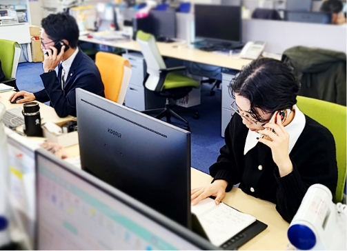 オフィスで働いている写真
