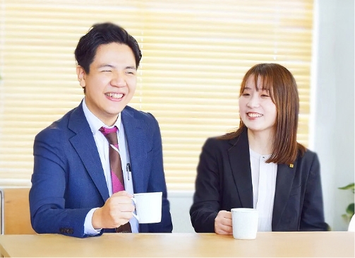 社員がコーヒーを飲みながら話し合っている写真