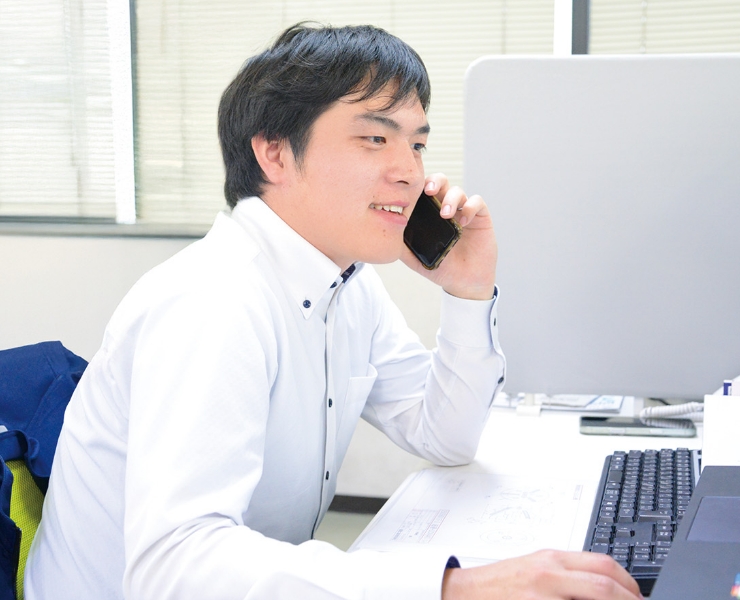お客様と電話をしている写真